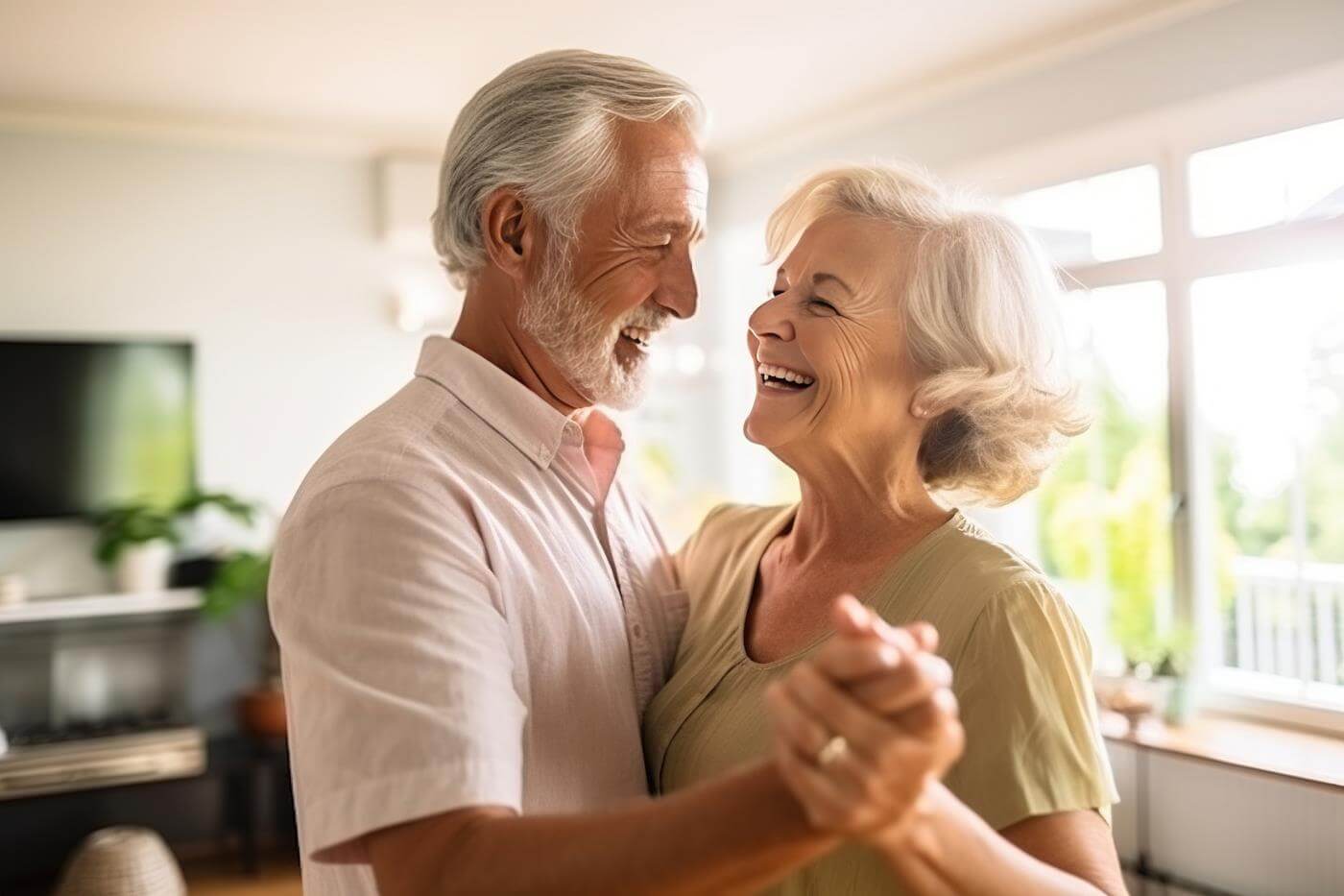 Romantische ältere Familie Paar Frau und Mann tanzen zu Musik zusammen im Wohnzimmer